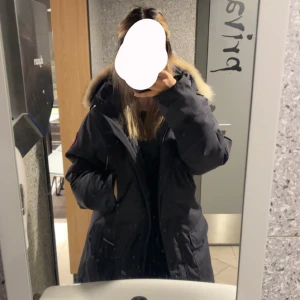 Canada goose victoria parka - Säljer en svart parkajacka från Canada Goose i mycket bra skick. Jackan har en mysig pälsdetalj på huvan och är perfekt för kalla vinterdagar. Den har en dragkedja framtill och flera praktiska fickor. Supervarm och stilren! Passar M & L PRIS KAN DISKUTERAS!!
