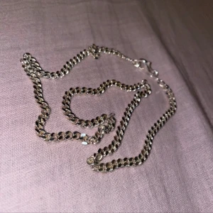 Silverhalsband 925 - Säljer ett stilrent silverhalsband i kedjemodell. Halsbandet är i 925 sterling silver 🌸 aldrig använd