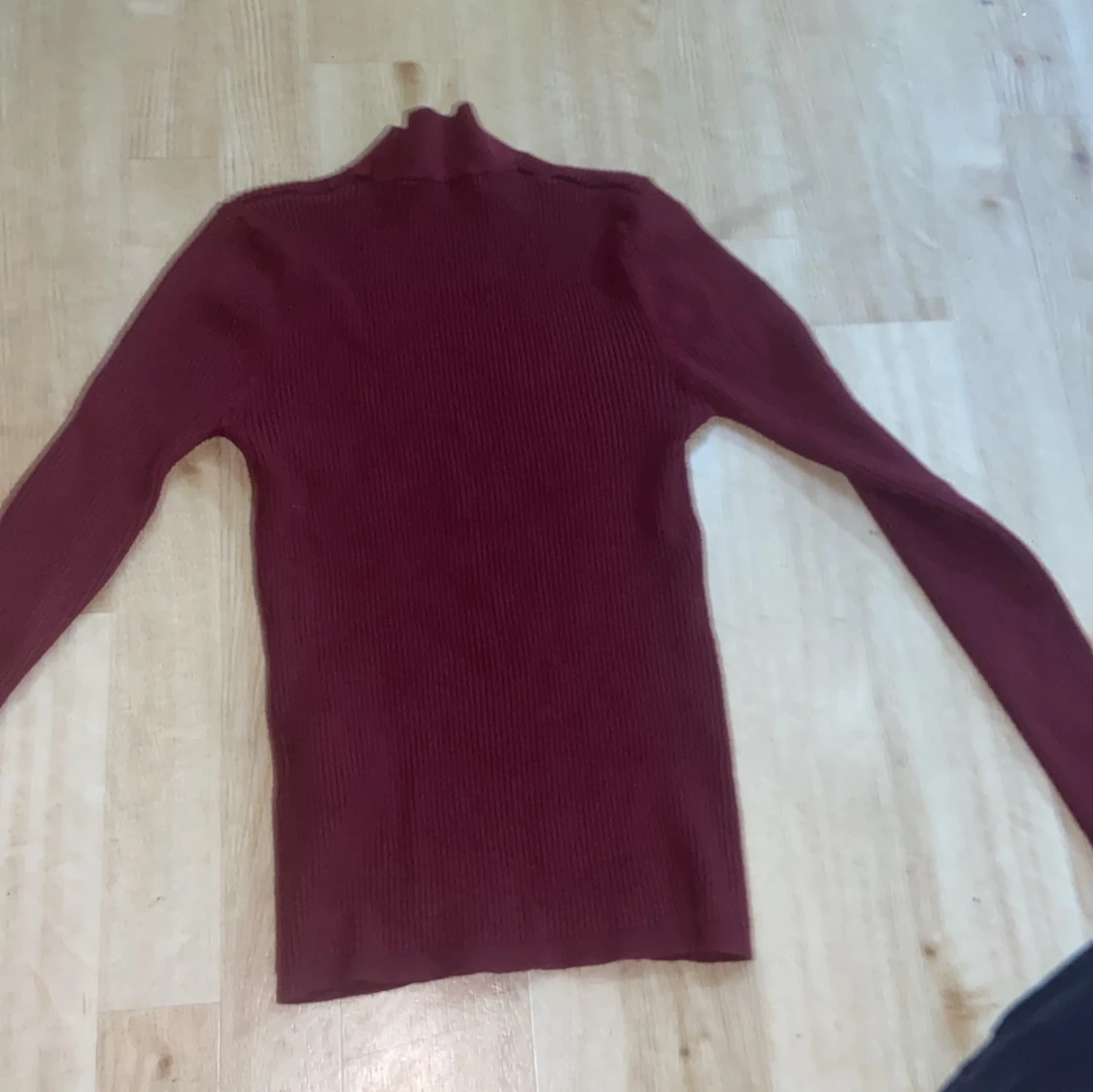 Vinröd ribbad polotröja - 90