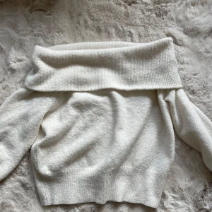 Vit offshoulder tröja - Vit offshoulder tröja från H&M stl xs