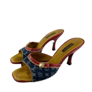 Vintage Louis Vuitton klackar - Snygga designerklackar från Louis Vuitton i denim med rött läder och gulddetaljer. Perfekta för en somrig fest eller en utekväll. De har en öppen tå och en elegant klack som ger en chic look. Passar perfekt till både jeans och klänning!