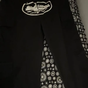 Svarta Corteizh cargobyxor  - Cargobyxor från Corteiz med coola detaljer och tryck. Byxorna har en avslappnad passform och flera praktiska fickor. Perfekta för en streetwear-look eller avslappnade dagar. Köptes här på plock men för små för mig 