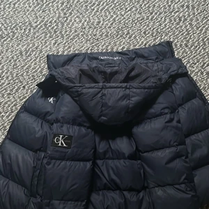 Calvin Klein ck - Säljer min jacka pågrund av att de är fel storlek. Använd ett fåtal gånger