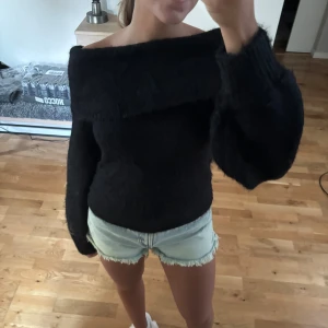 Svart offshoulder tröja - Säljer en superfin svart offshoulder tröja med långa ärmar. Perfekt för höst och vinter, den är både stilren och mysig. Den är aldrig använd och har prislapp kvar 