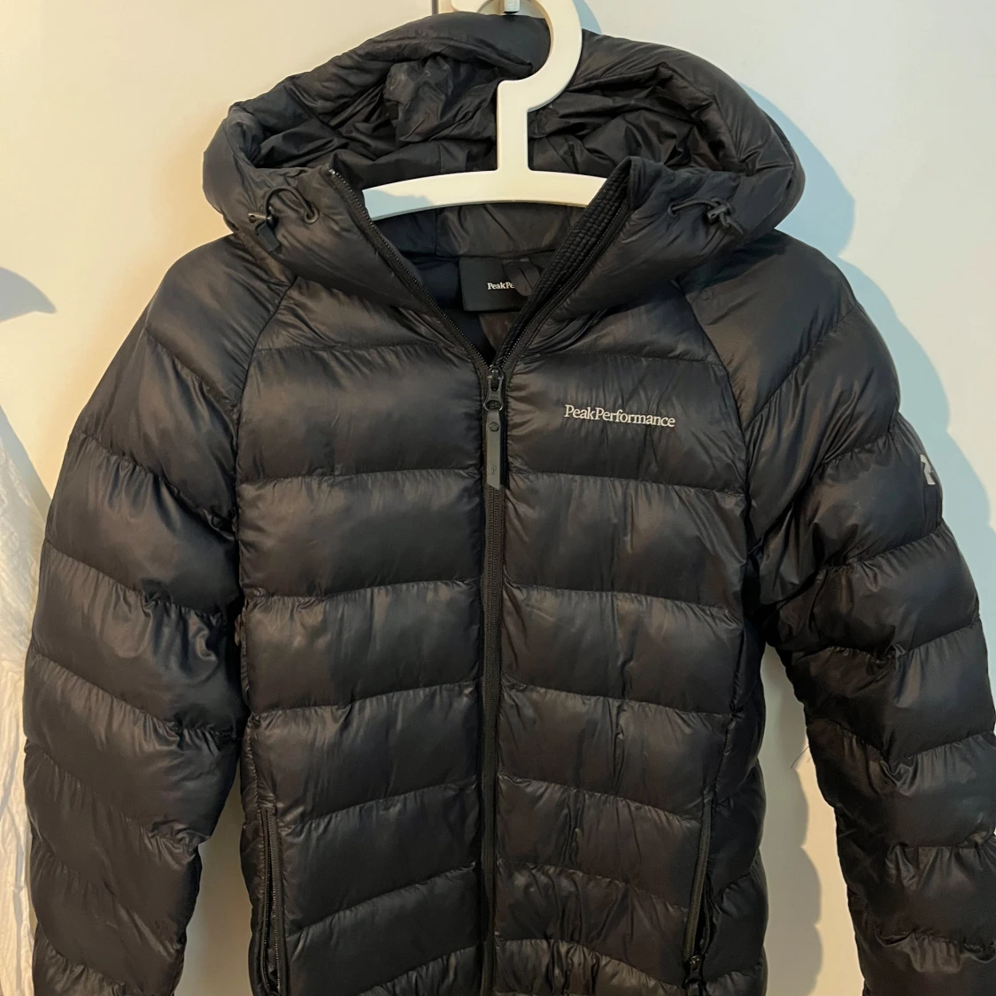 Svart dunjacka från Peak Performance  - 92