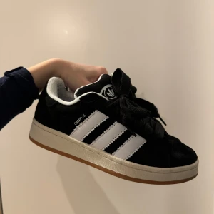 Svarta Adidas Campus sneakers - säljer nu mina campus för de va tyvärr för små :/ fick skoskav och blödde tyvärr lite på ena skon men har fått bort typ allt (kolla bild 5) 😅ej autentiska!!!