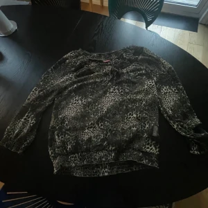 Leopardmönstrad blus - Säljer en snygg leopardmönstrad blus med långa ärmar. Perfekt för en utekväll eller när du vill känna dig extra trendig. Blusen har en lös passform och är superbekväm att bära. Passar perfekt till både jeans och kjol! Ganska genomskinlig men supersnyggt med ett linne under!