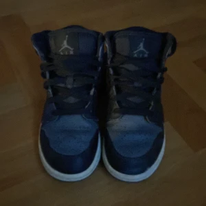 Svarta Nike Air Jordans - Säljer ett par svarta Nike Air Jordans i bra skick. De har en klassisk design med snörning och en vit sula som ger en snygg kontrast. Perfekta för både vardag och fest! 🖤