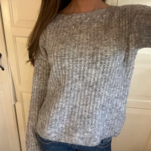 Grå stickad tröja - Mysig grå stickad tröja i ett mjukt material. 