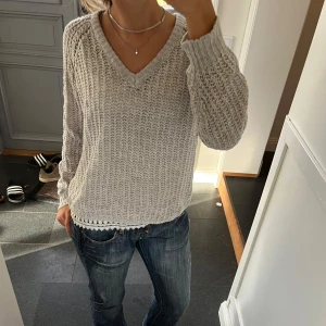 Grå stickad tröja  - Grå stickad tröja från Lager 157 i fint skick. Storlek S. Använd gärna köp nu!