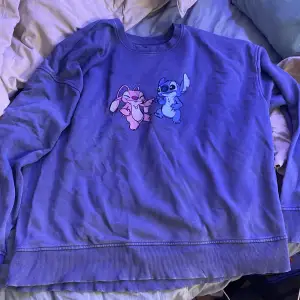 Säljer en superfin blå tröja från Primark med Stitch och Angel tryck på framsidan. Tröjan är i bra skick och perfekt för alla Disney-fans. Den har långa ärmar och är gjord i ett mjukt material som är skönt att ha på sig. Perfekt för mysiga dagar hemma eller en avslappnad dag ute.