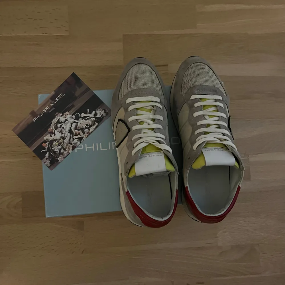 Philippe Model trainers || fint skick 7,5/10 || stl 42 fits 41 || nypris 2700kr || tillbehör:skor, box och kort || Skon har en ganska hög sula,o en liten grön fläck på sidan av skon och är något sne bakifrån,  men ingen som märks av vid användning || skriv till oss vid funderingar eller för mer info📩|| Pris kan diskuteras ||fraktar via PostNord och instabox🚚📦 Mvh LuxuryTrends!. Skor.