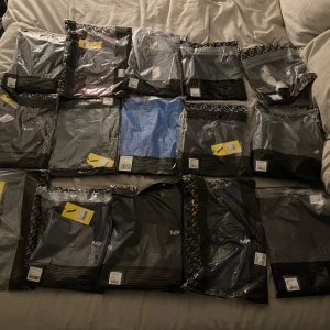 Träningskläder från MP - Säljer ett gäng träningskläder från MP i olika färger och stilar. Perfekt för gymmet eller löprundan! Finns både långärmade och ärmlösa toppar, samt byxor. Kläderna är i nytt skick och redo för nästa träningspass. Passa på att uppdatera din träningsgarderob! 💪.             1. Xs 2. S 3. Xs 4. Xs 5. Xs 6. Xs 7. S 8. S 9. Xxs 10. Xs 11. Xs 12. S 13. Xs 14. S 15. Xs