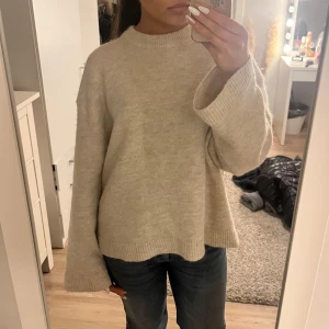 Beige stickad tröja - Jättemysig oversized beige stickad tröja från Ginatricot. Använd och tvättad flertal gånger men är fortfarande i gott skick, möjligtvis lite nopprig. Skriv för fler bilder. Nypris 400kr🤍