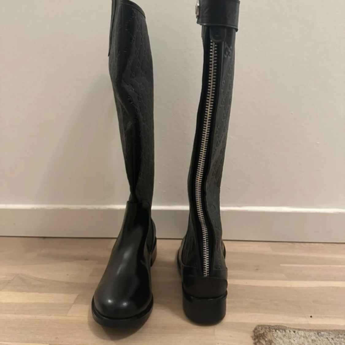 Svarta stövlar med mönster - 90