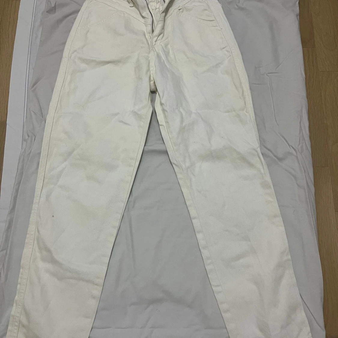 Vita byxor från NA-KD