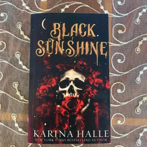 Black Sunshine - Säljer boken 'Black Sunshine' av Karina Halle. Det är en spännande berättelse om Lenore som upptäcker sin sanna natur som vampyr. Perfekt för dig som gillar urban romantasy!