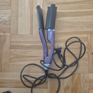 Obh nordica wave maker björn axén tools  - Säljer en lila vågtång från Björn Axén Tools. Perfekt för att skapa snygga vågor i håret. Den har en lång sladd och en enkel på/av-knapp. Använd några gånger men i bra skick. Perfekt för både vardag och fest!