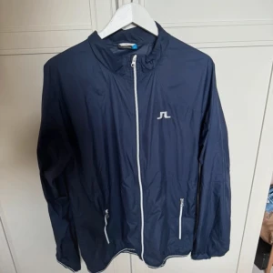  J.Lindeberg vindbreaker - Vindbreaker Perfekt till hösten med en väst under andvänd få gånger.