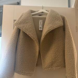 Supermysig beige teddyjacka från Gina Tricot i storlek XXS. Dock oversize fit på den så den är stor i storleken. Perfekt för höst och vinter. Helt ny med prislapp kvar. 