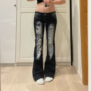 Balla jeans från Crazy Age😍 - Lågmidjade och bootcut! Midja 42 cm rakt över plus mycket stretch, gren 18,5 cm och innerben 85 cm jae 169 o xs-s o håller in i midjan💕märkta som storlek 40 men skulle säga 38-stor 36. Superbra skick dock utbytt knapp