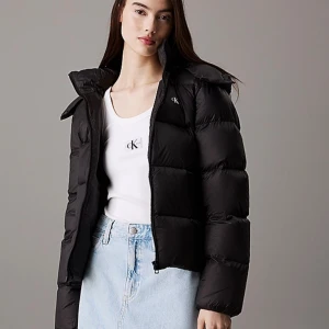 Svart jacka från Calvin Klein  - Säljer nu min svarta Calvin Klein jacka i storlek xs. Har använt den en vinter men den är i bra skick! Hittade ingen bra bild men kan skicka om någon är intresserad.