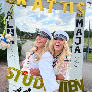 Studentklänning - Superfin vit klänning. Perfekt för studentfirande eller sommarfester. Klänningen har en perfekt längd tyckte jag för studentfirandet. Endast använd på studentmottagning, inga fläckar eller liknande. Väldigt fin med rosetten bak i ryggen och mönstret är superfint på den. Klänningen är sedan länge Slutsåld från märket samsoe samsoe. Nypris 2000 kr 