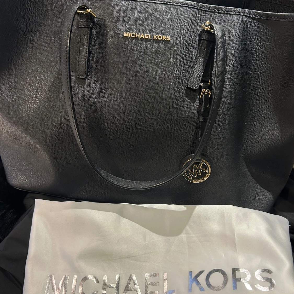 Svart axelväska från Michael Kors - 92