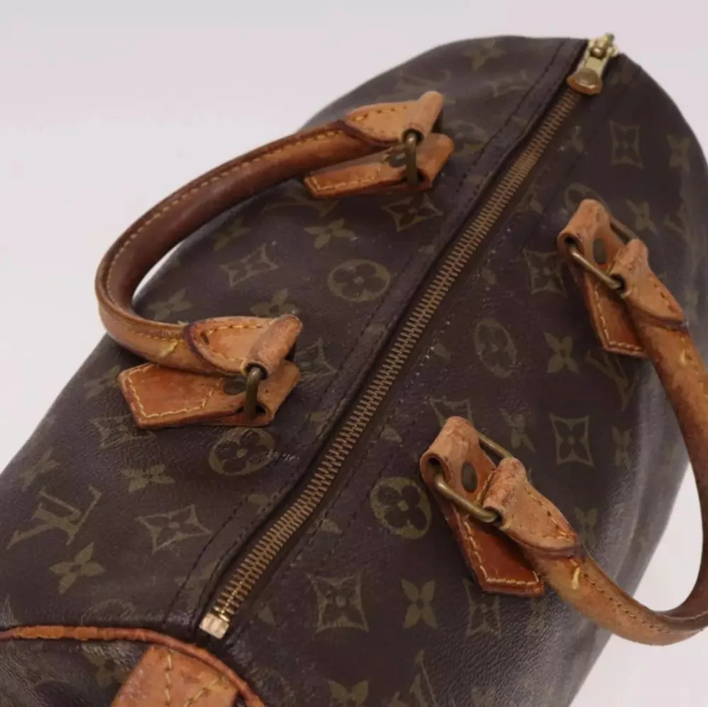 Louis Vuitton Speedy 30. Ett måste i väskkollektionen! Bra storlek för både vardagsbruk och resor. Perfekt att använda som skol-/arbetsväska. Speedy ger en touch av lyx och stil till varje outfit.. Väskor.