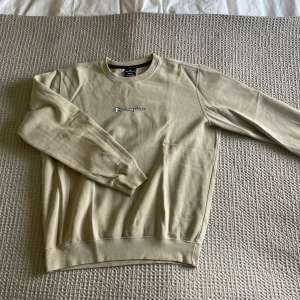 Champion långärmad - Snygg beige långärmad champion tröja. Använd fåtal gånger. Storlek S. Köpt för 800. Skriv för mer info 🤗