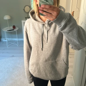 Mi amor hoodie - Superrrr skön och snygg hoodie från Mira Paris, kommer tyvärr inte till användning och använd ca 2-3 gånger💕 Ny pris 680