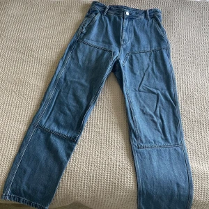 Loose fit jeans - Storlek 29/32. Loose fit. Mörkblå. Sköna jeans med snyggt mönster. Använda väldigt få gånger.