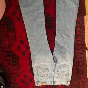 Superfina bootcut jeans med nitar❤️ Innerbennslängden är ca 82cm (Har inga bilder med de på!) materialet är inte stretchiga 