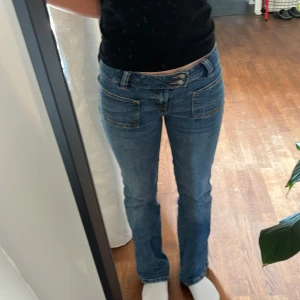 Bootcut jeans - Säljer mina sjukt snygga lowwaist bootcut jeans då jag inte passar så bra i de. De har inga defekter och är som nya🤩 Jag är ca 1,66