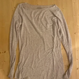 intimissmi - säljer denna intimissmi då den int kommer till använding. Endast använd 3ggr och har tvättats, eftersom det är  så tunt material har det blivit ett litet hål men det är inget du märker av. strl M men passar även S ska ha S själv men passar mig ändå.