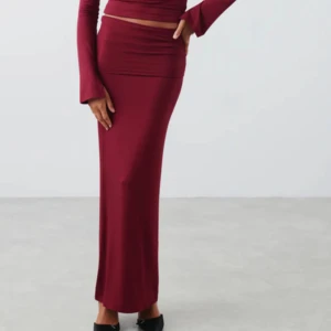 Vinröd långkjol - Röd långkjol ufrån Ginatricot. Använd 1 gång. Fin till julen