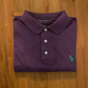 Ralph Lauren piké made in italy purple label. Bra skick. Ralph Laurens högsta/bästa kvalitet.  Storlek L, snygg lila färg. Nypris är runt 4800kr, säljer för 2100kr