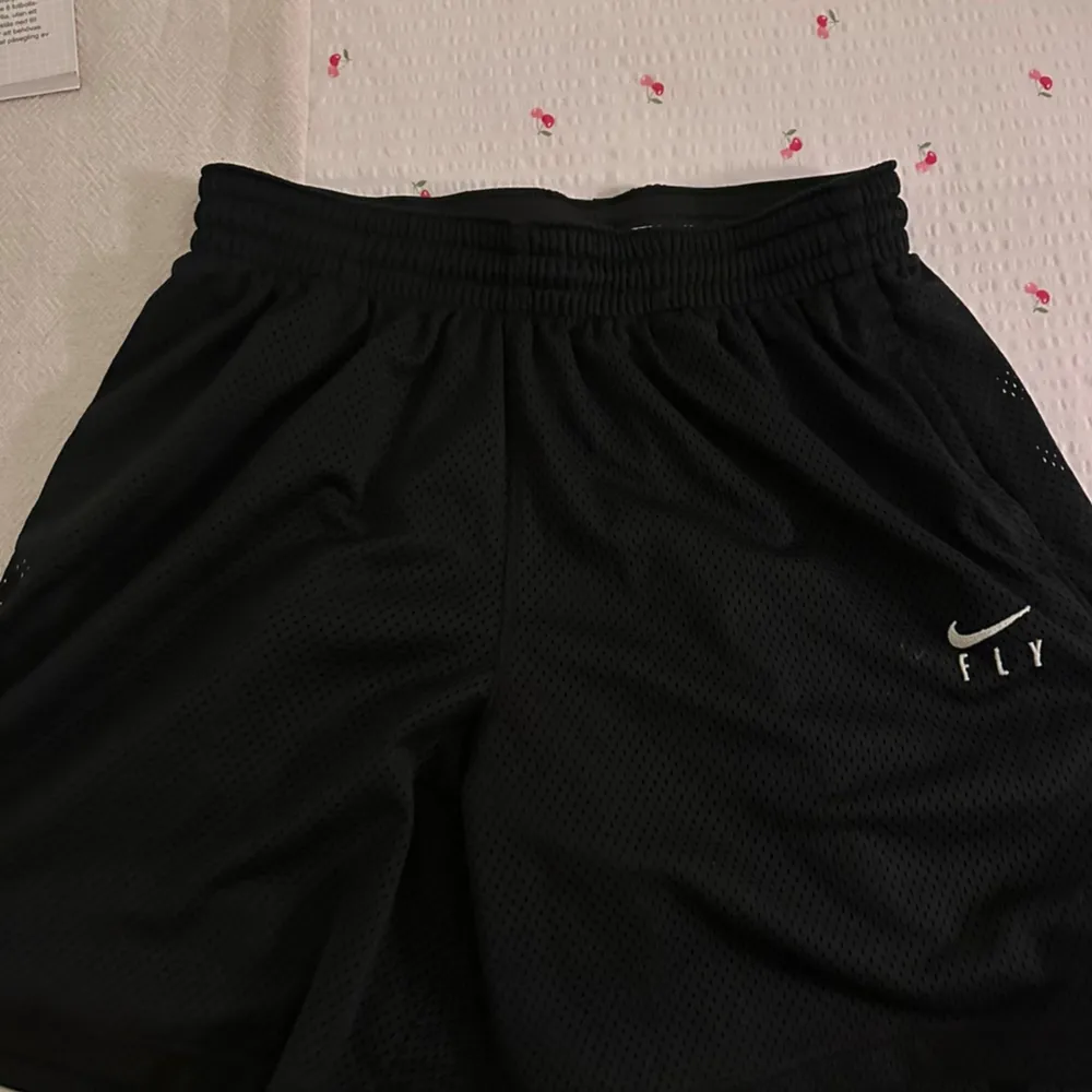 Nike träningshorts i fint skick. Rätt pösiga.. Shorts.