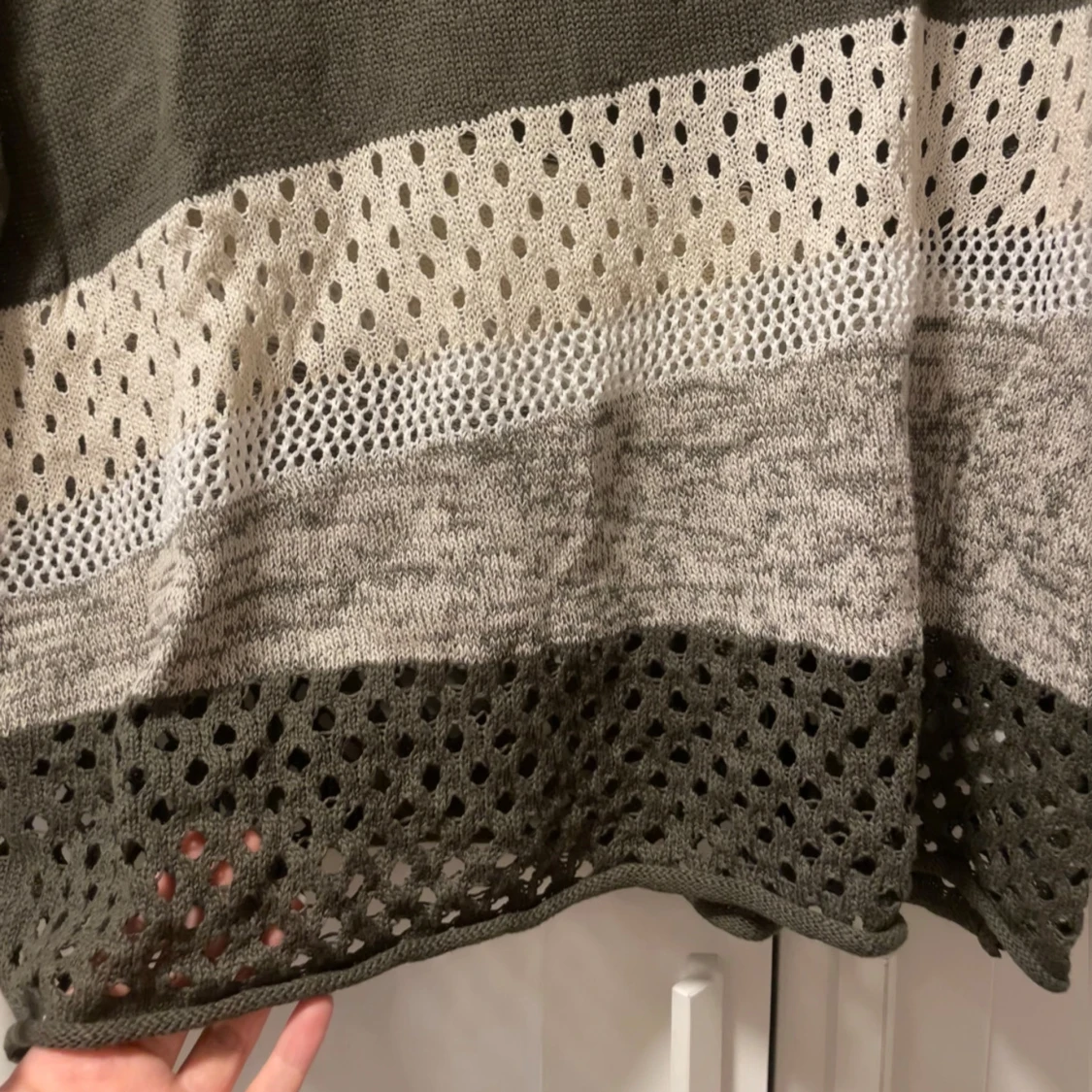 Randig stickad tröja i jordnära toner - 91