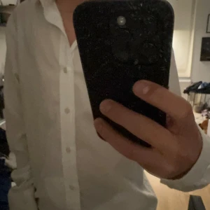Ralph lauren skjorta - Tjena! Säljer denna vita Ralph lauren  skjortan som är för stor för mig! skjorta man ska stoppa in men går även att ha den vid större storlekar! Köpt för ungefär 1 år sen och använts två gånger! Köpt för 2400kr. Priset kan förändras vid snabbt köp🔥🔥🔥