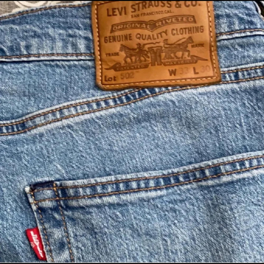 Levis 502 byxor, knappt använda därav inga hål eller annat. Nypris 1100 köpta i Levis butik. Jeans & Byxor.