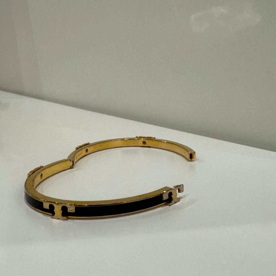 Tory Burch Svart & Guld Emaljerat Armband - 91