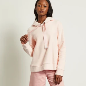 Ljusrosa hoodie med satinband - Superfin ljusrosa hoodie från Ginatricot som är perfekt för mysiga dagar. Den har en stor huva och snygga satinband som ger en extra touch. Tröjan är långärmad och gjord i ett mjukt material som känns skönt mot huden. Perfekt för både vardag och chill.
