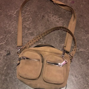 Noella axelrem väska - Noella. Köpte för 850kr. Säljer för 400kr. Aldrig använd.  