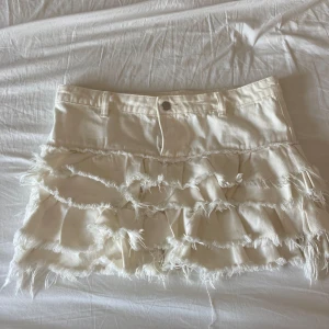 Vit Frans jeanskjol - Säljer min jätte fina vita jeanskjol från monki. Köptes för 399kr, jag säljer den för 170kr. Använd ca 5 gånger så det finns inga defekter 🩷