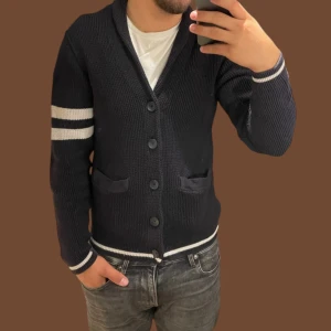Cardigan tröja - Säljer denna riktigt snygga tröjan perfekt för dig som söker en fet cardigan nu till hösten. 