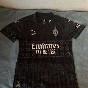 Av Milan fotbollströja/jersay - Helt ny