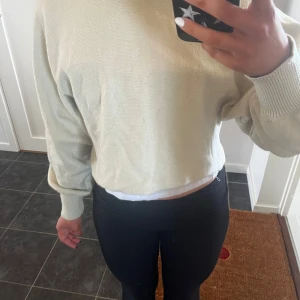 Beige stickad tröja  - Beige tröja i lite croppad modell från NA-KD. Jättefin att ha över ett linne ex. 🩷Hör av er vid funderingar!  #knitted #stockholmsstil #trending #scandinavian