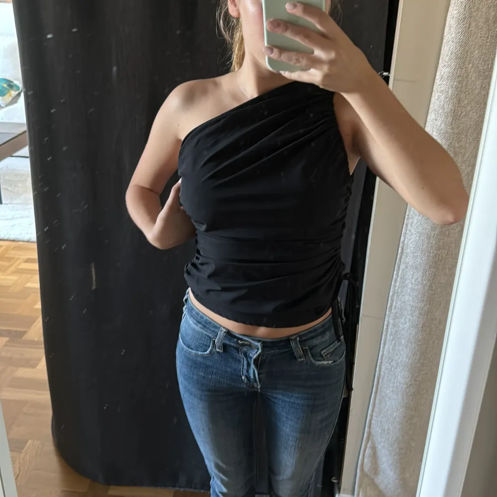 Jätte snygg One shoulder topp ifrån zara! ALDRIG ANVÄND!! Man kan reglera längden på toppen genom banden på sidan. . Toppar.