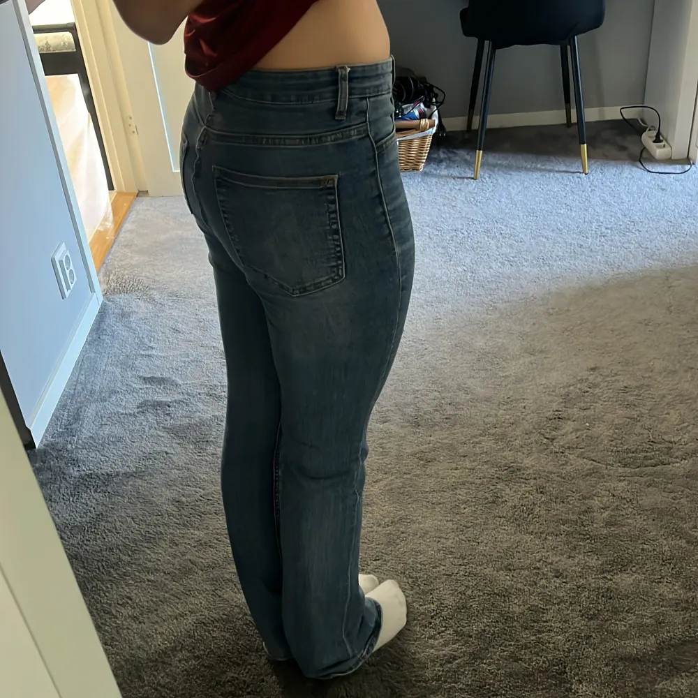 Högmidjade blåa jeans från H&M. Två små hål ett litet vid låret och ett bak vid hälen men annars är dom i bra skick💗storlek 36 men dom är även stretchiga. Dom passar även mig som har 37/38🤗. Jeans & Byxor.